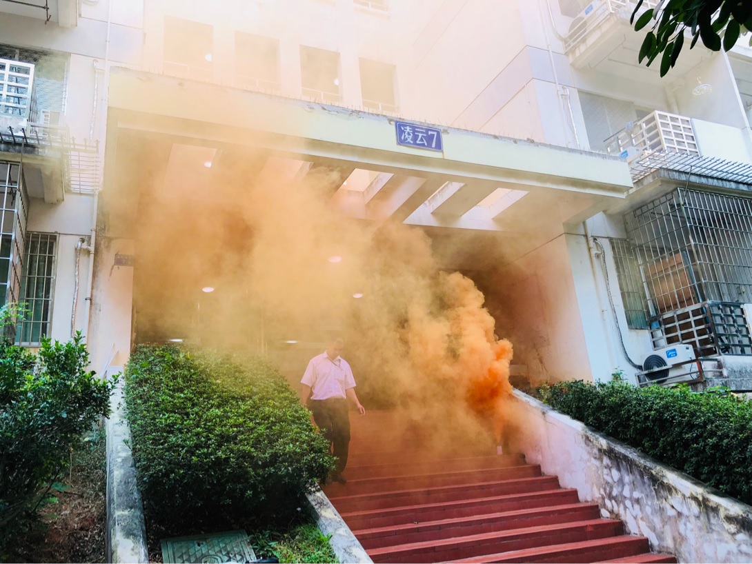 同学们捂住口鼻,迅速撤离"火灾现场".