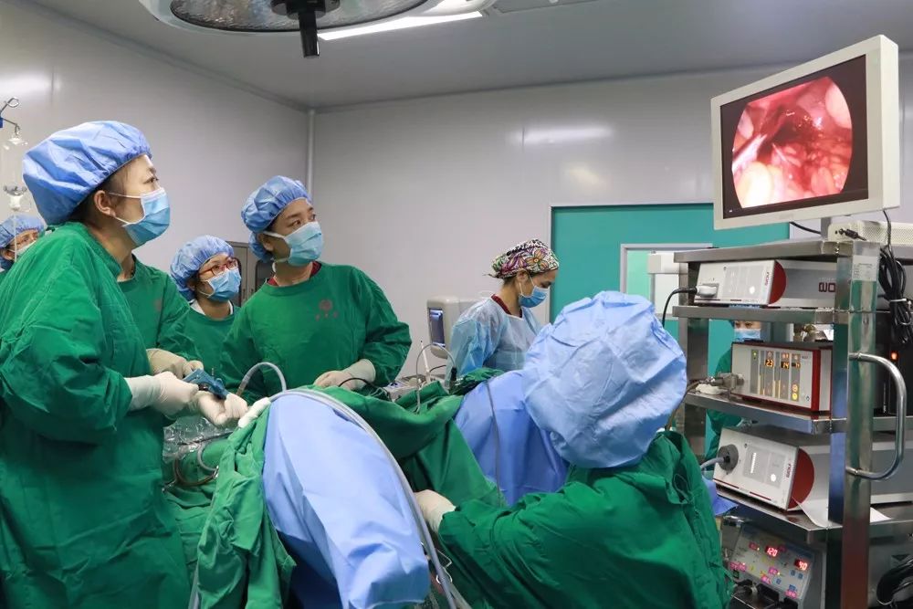 说到手术,相信大家的印象往往是开膛破肚,血肉模糊,术后留下蜈蚣般的