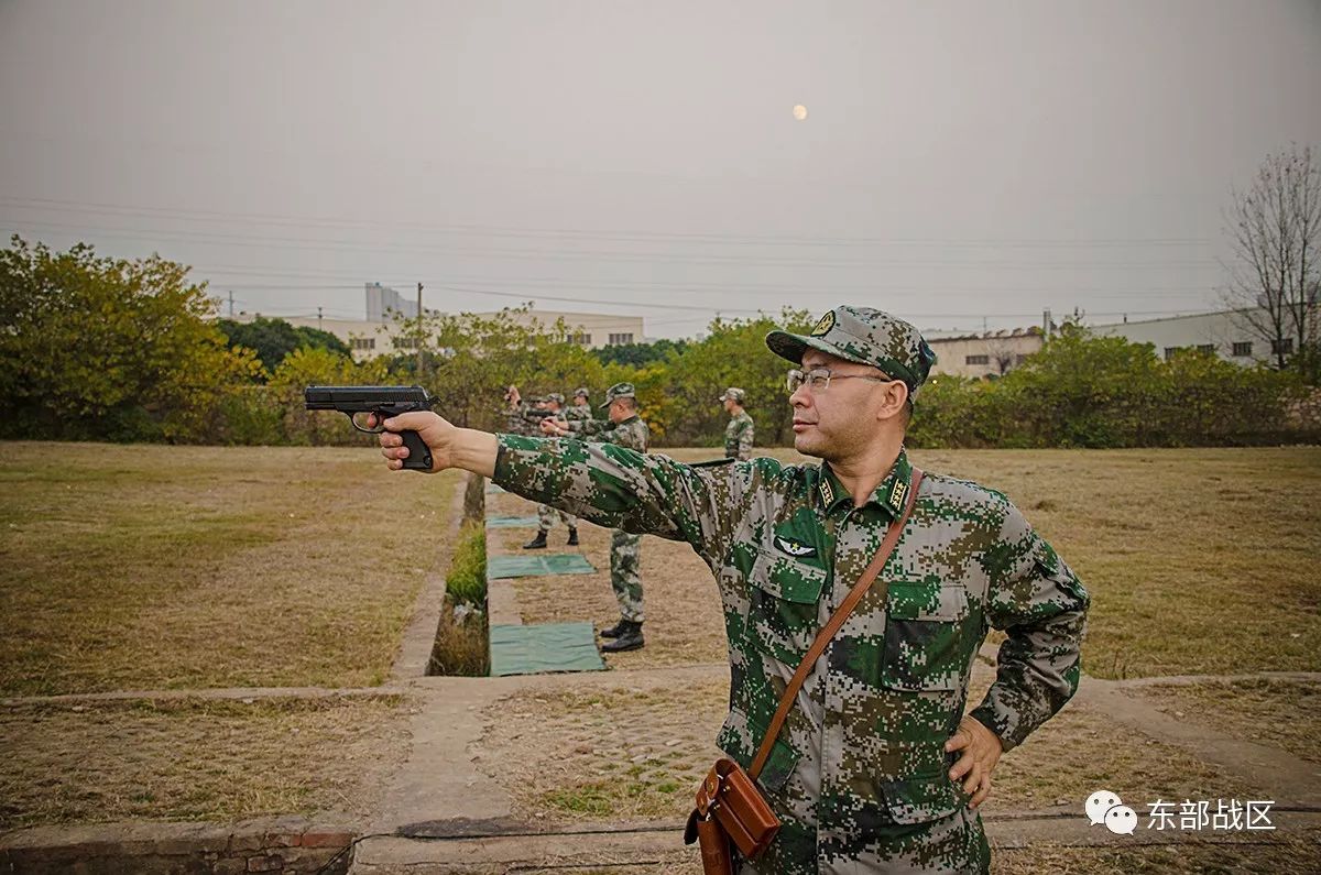 部队的年终考机关首长冲在前