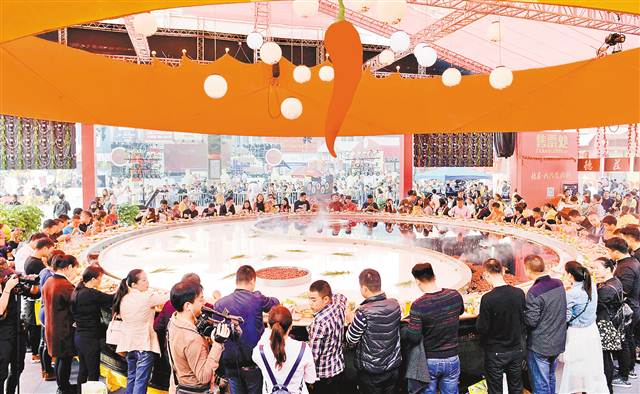 再现万人同烫火锅盛况