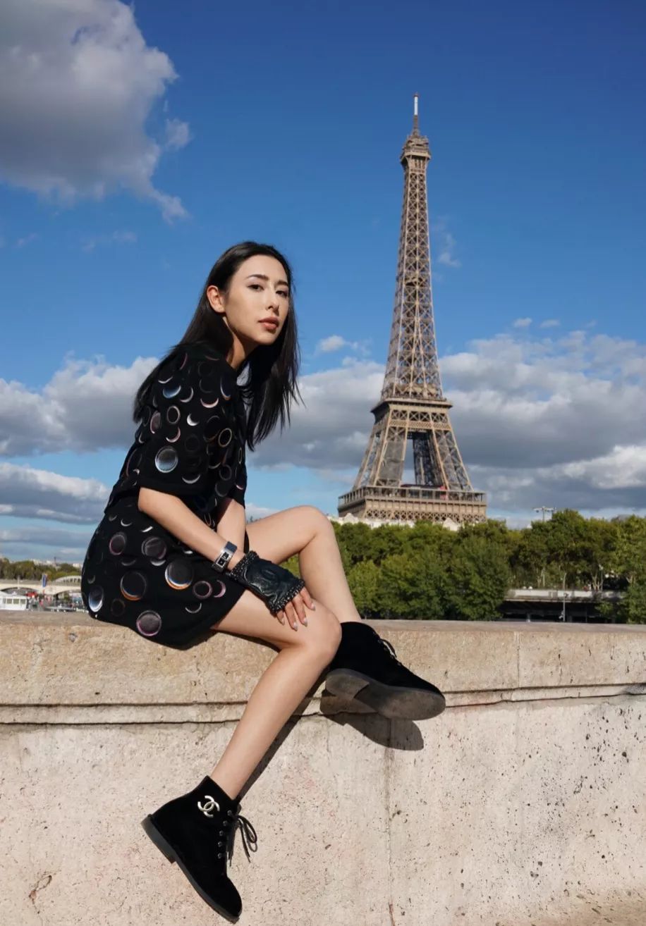 rigel程颖婕不仅爱香水,还爱在巴黎的街头走猫步