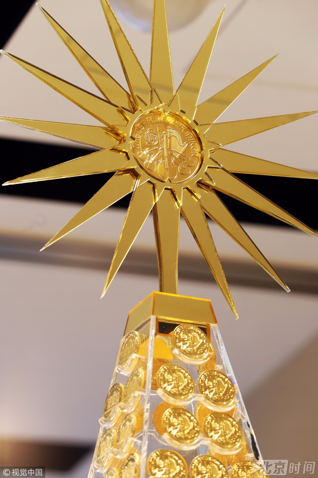 黄金圣诞树亮相日本银座商城总价值超2千万