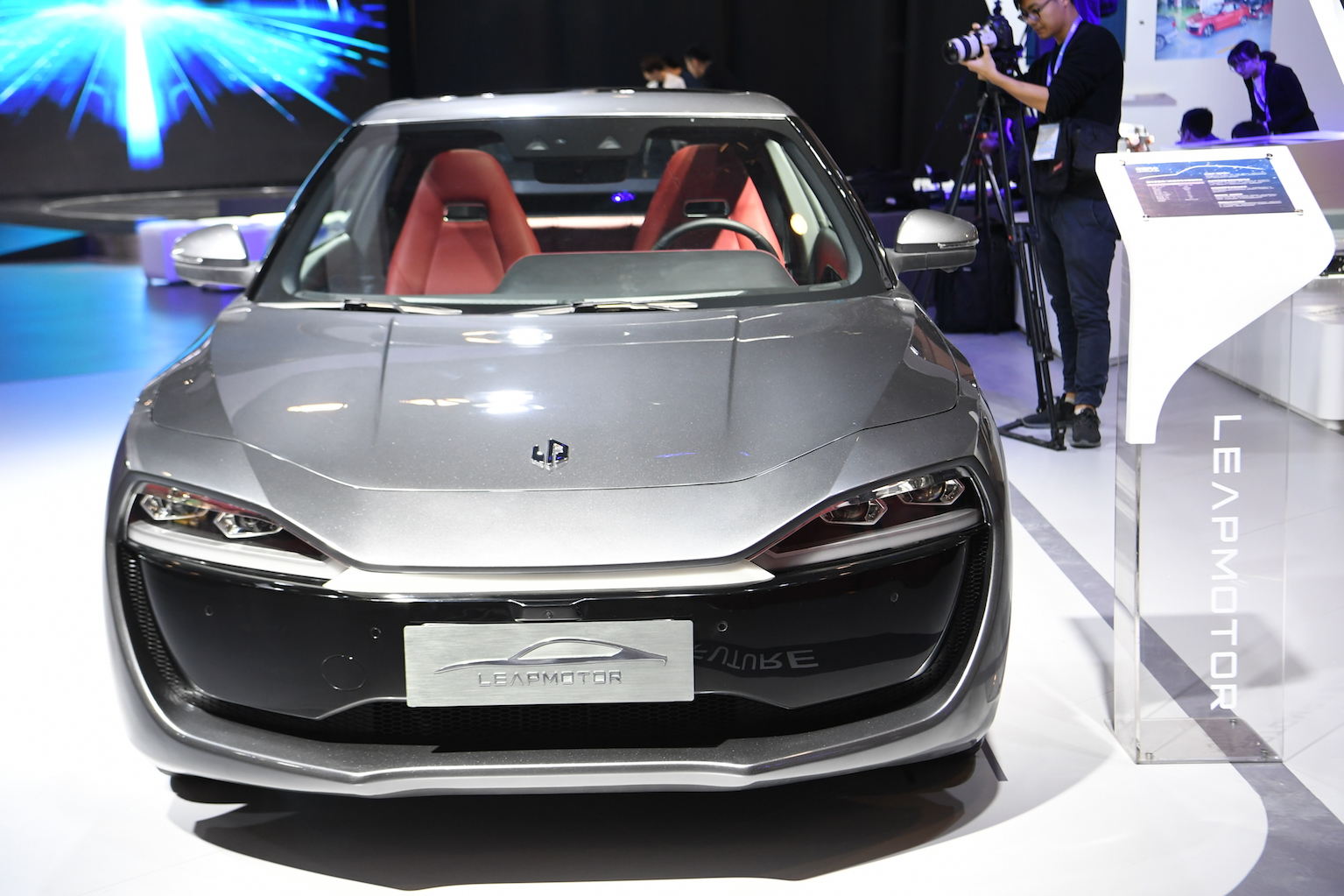 首发| 用实力说话,零跑首款量产车零跑s01惊艳亮相-新浪汽车