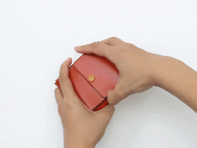 第二种用法:从反面打开,里面的空间可以放下耳机线,数据线等小东西.