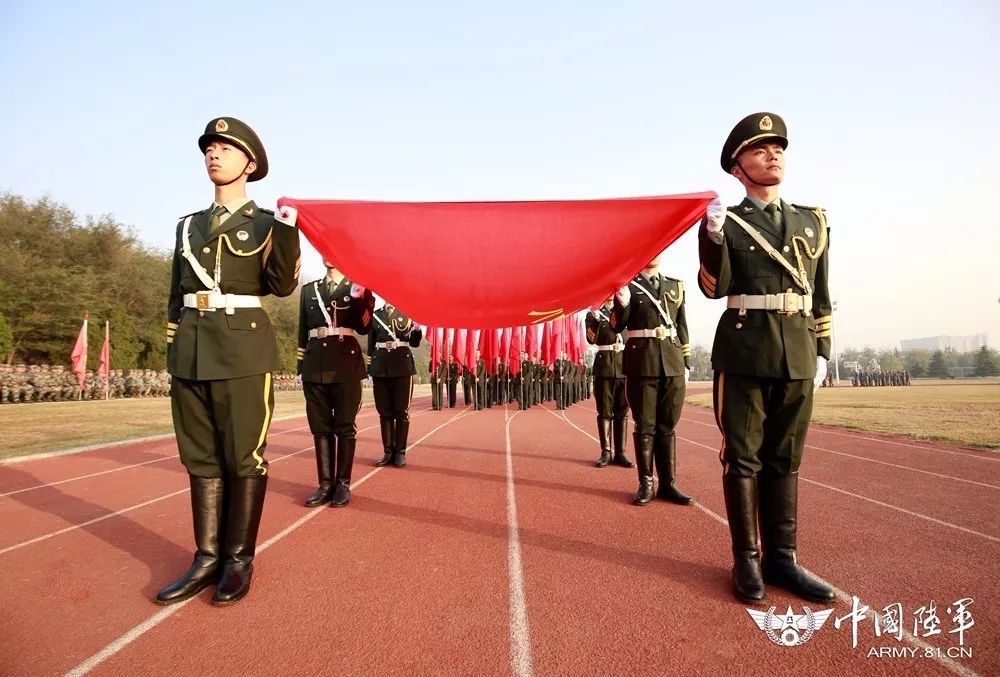 护旗方队英姿勃发.