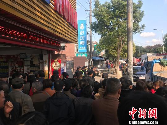 上海一超市坍塌多人被埋2人死亡 救援仍在进行中