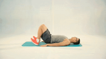 在硬板床上俯卧位,头和两臂,两腿向后伸,像飞燕一样,尽量使腹部与床的