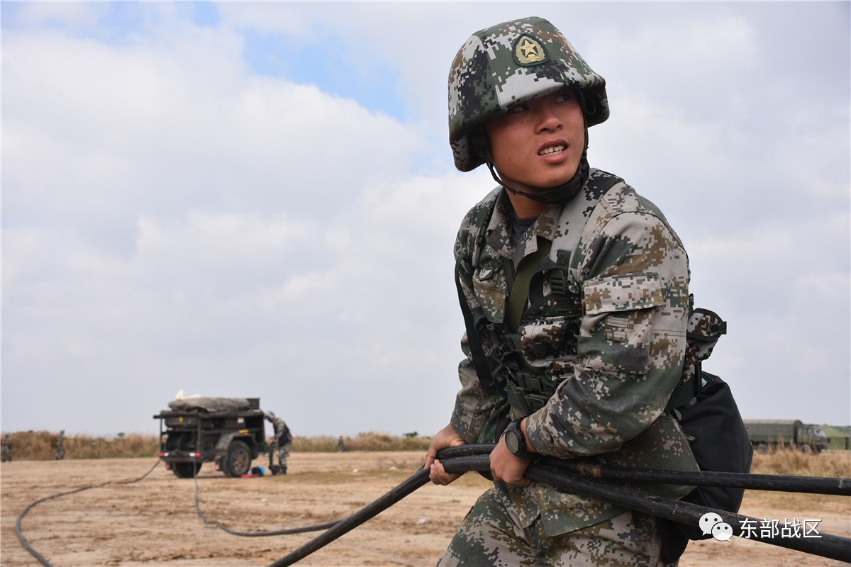 靶场战火硝烟前的士兵映像