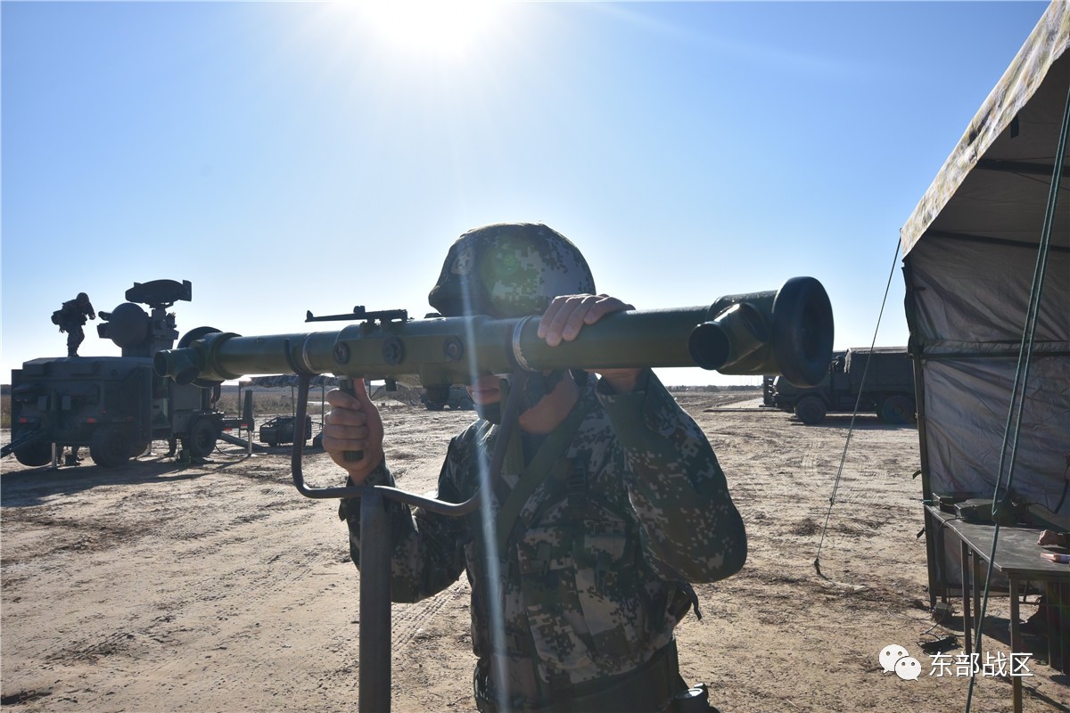 靶场战火硝烟前的士兵映像