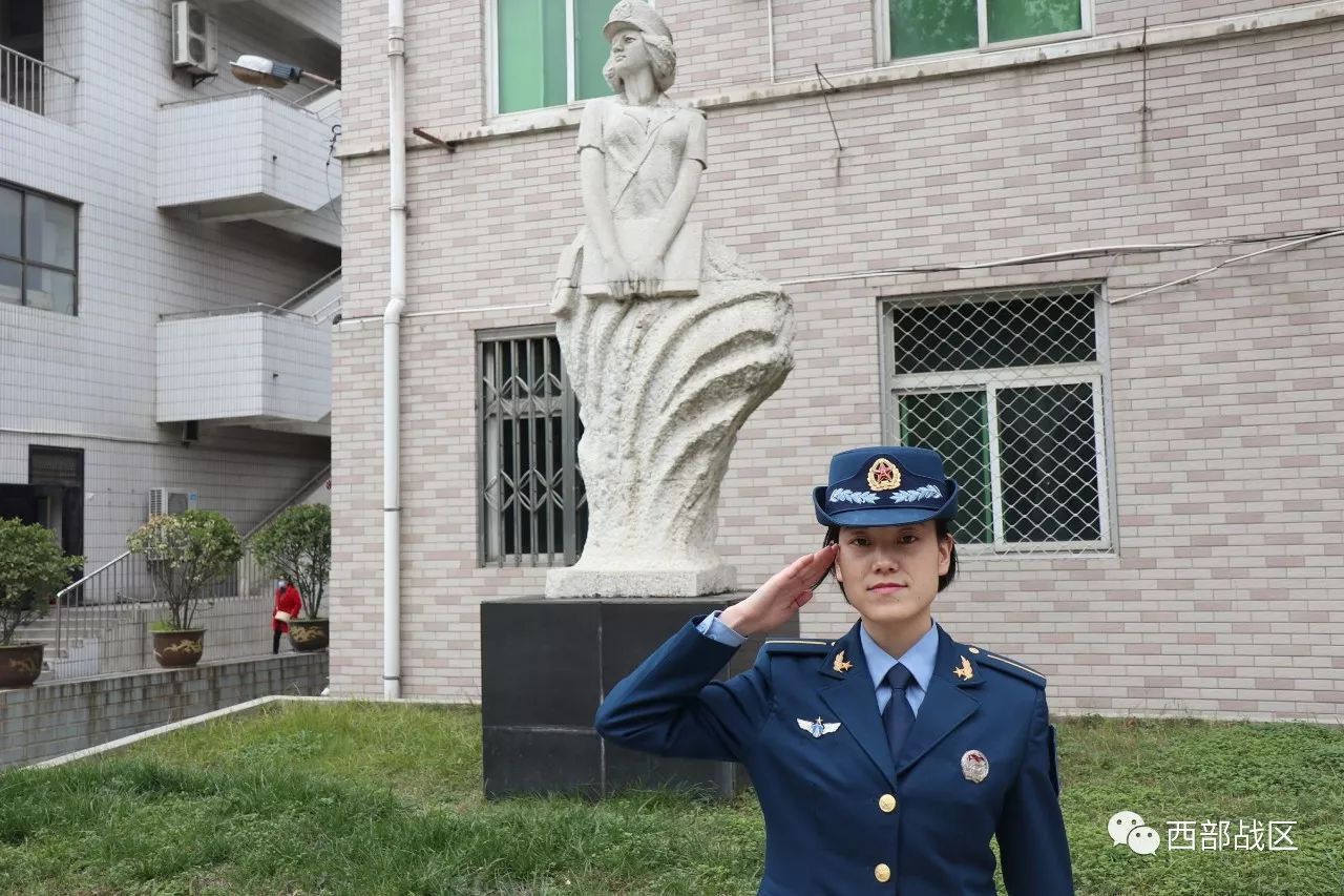 空军军医大学学员热烈庆祝中国空军68周年诞辰