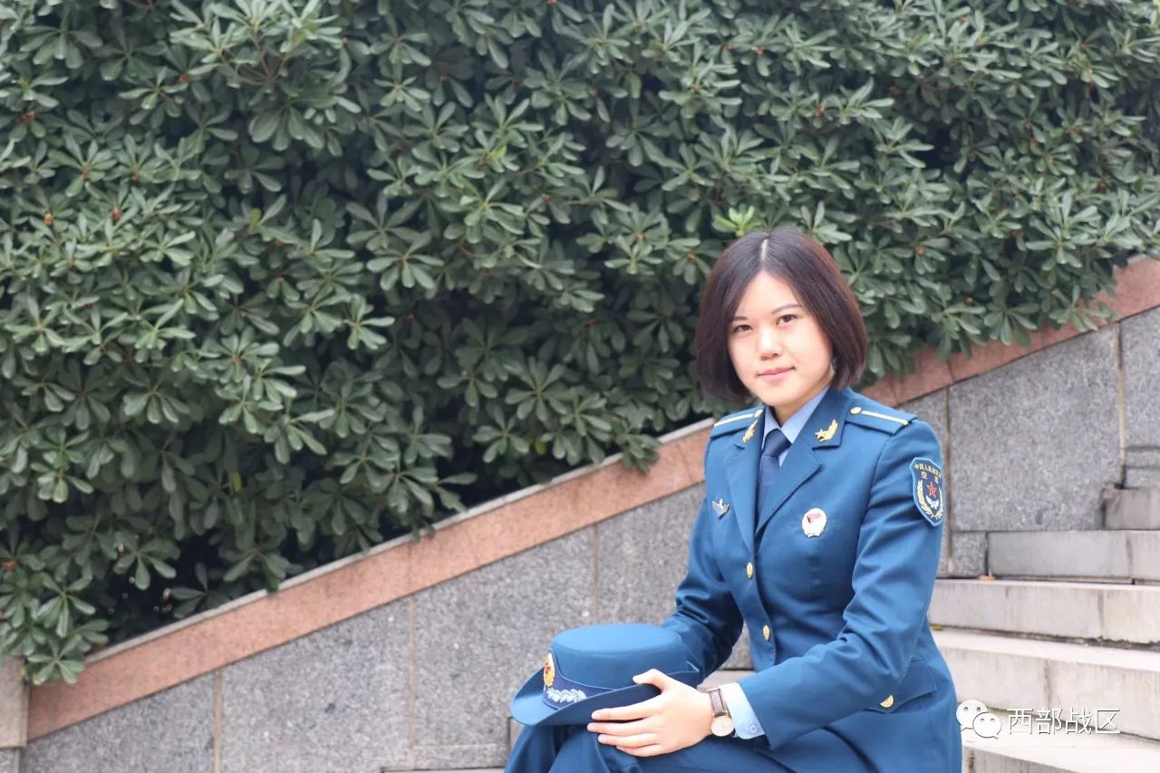 空军军医大学学员热烈庆祝中国空军68周年诞辰