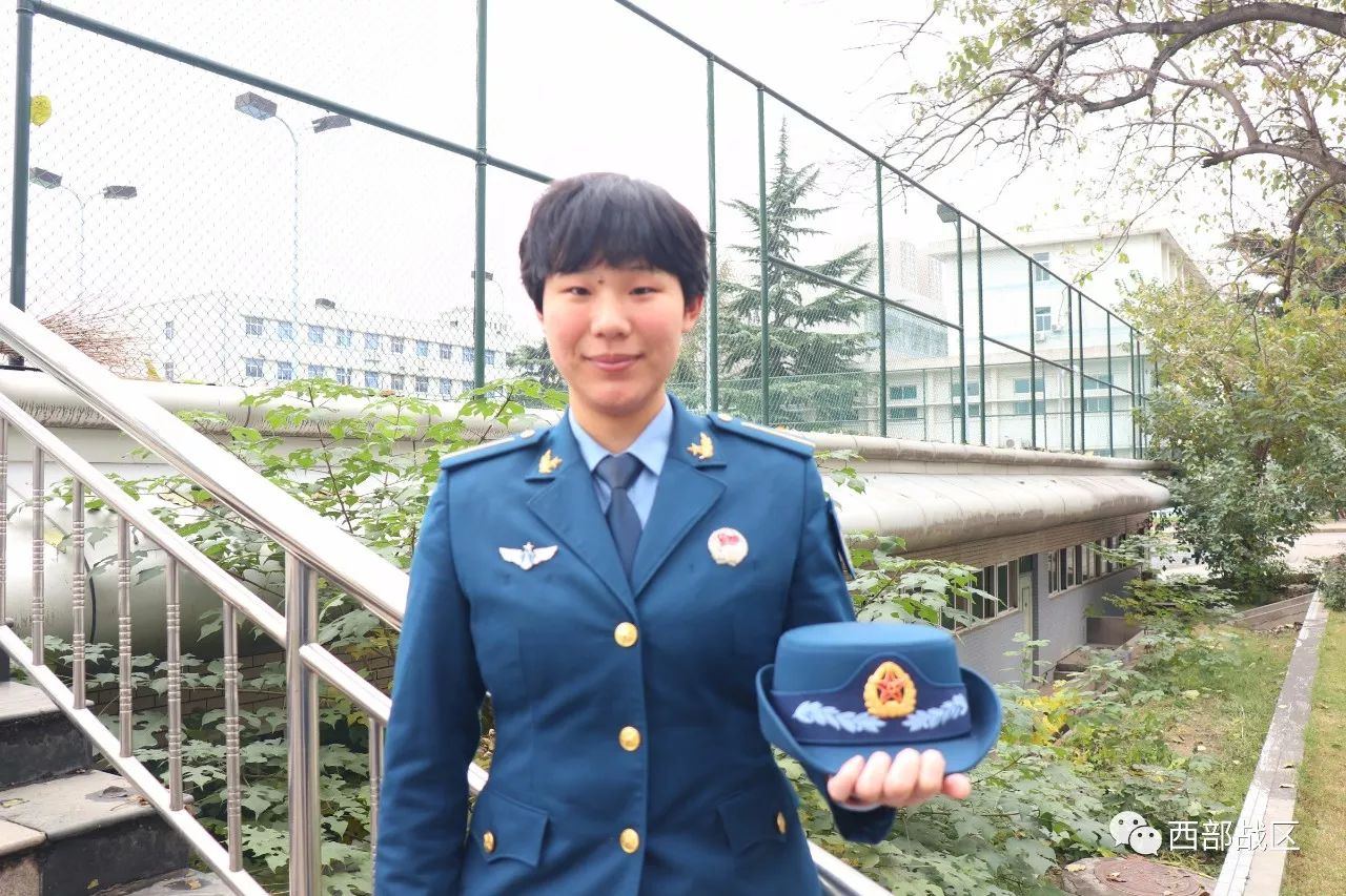 空军军医大学学员热烈庆祝中国空军68周年诞辰