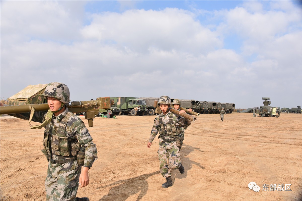 靶场战火硝烟前的士兵映像