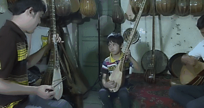 拍到第115天,喻攀在摘椰子时脚受伤了.