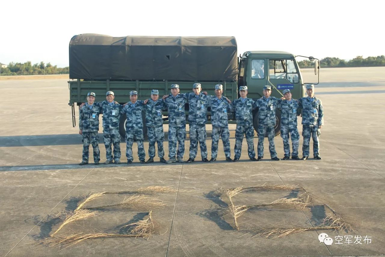 部队通过专题讲授空军史,地空导弹兵史和观看《绝密543》以及参观荣誉