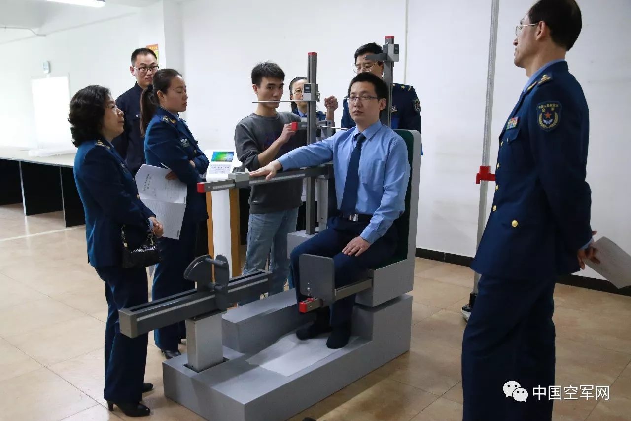 由空军军医大学航空医学研究所研制的飞行人员人体测量椅获得专利证书