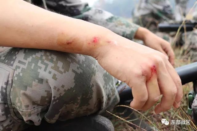 战术训练结束,新兵万宇航留下兵的烙印训练结束,回去吃饭,躺在床上睡