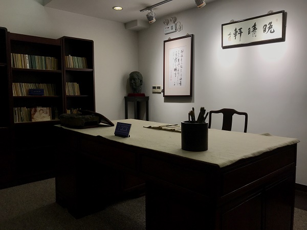 陆俨少书斋"晚晴轩"室内原貌浙江画院院长孙勇说,相比于第一届,这一届