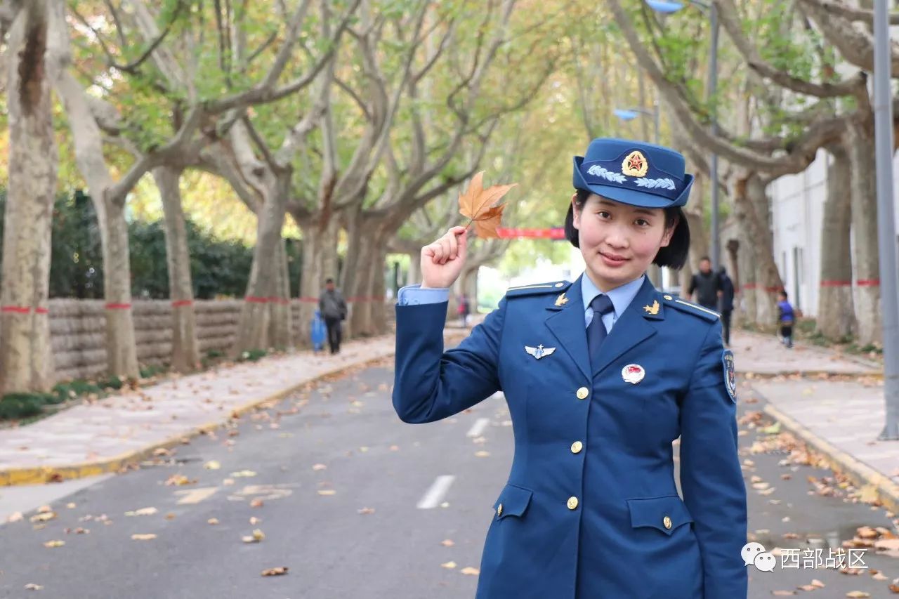 空军军医大学学员热烈庆祝中国空军68周年诞辰
