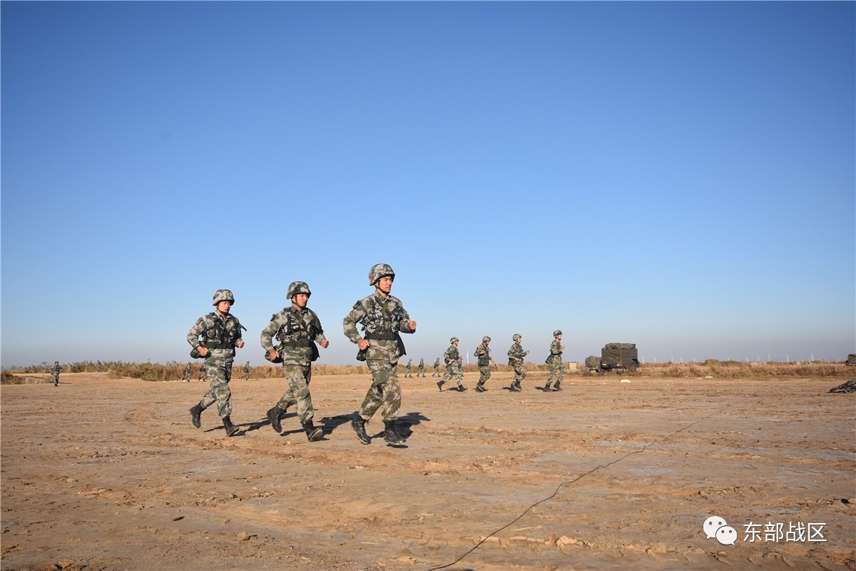 靶场战火硝烟前的士兵映像