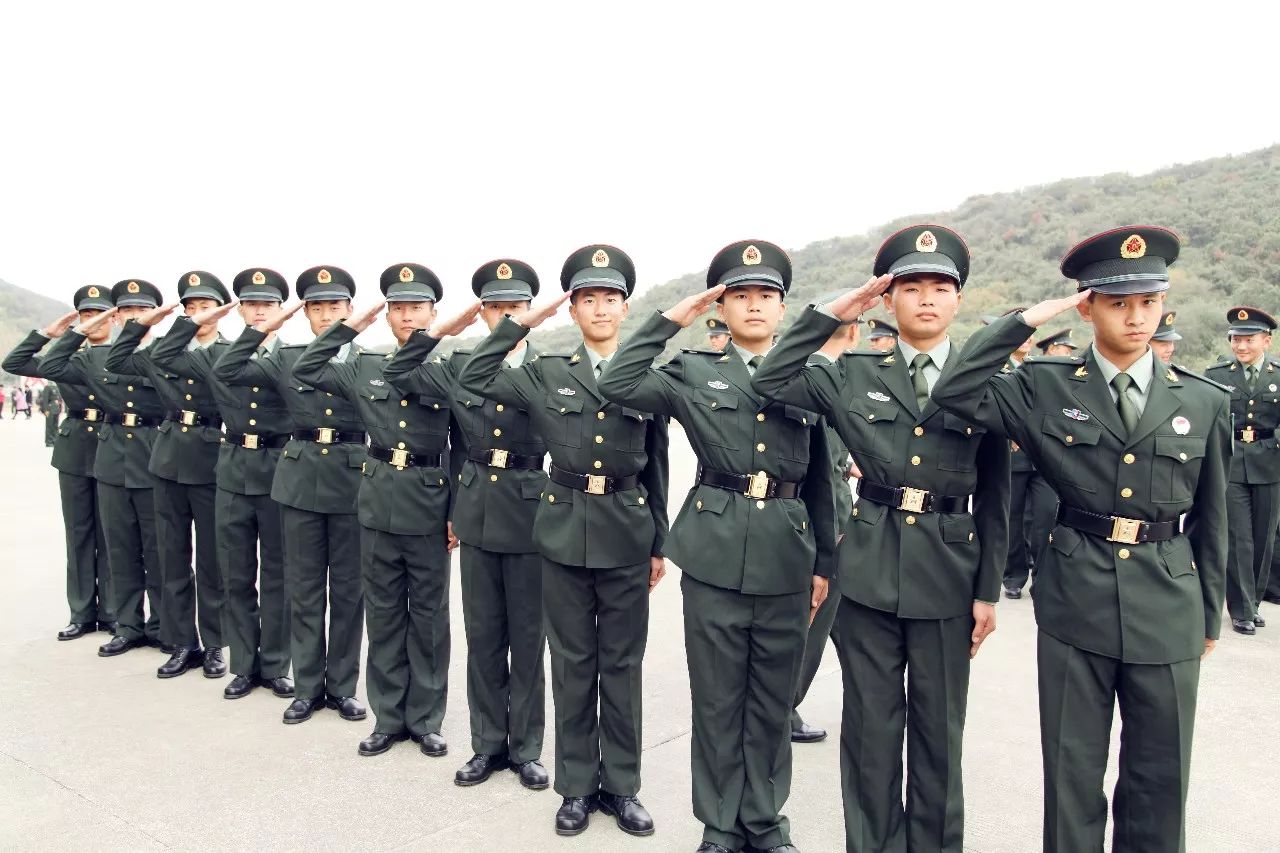 我和你爸在家里都挺好的,在部队好好锻炼自己.