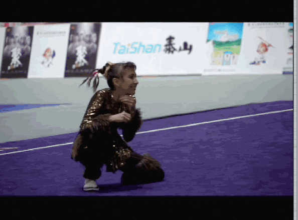 外国武术选手在表演猴拳