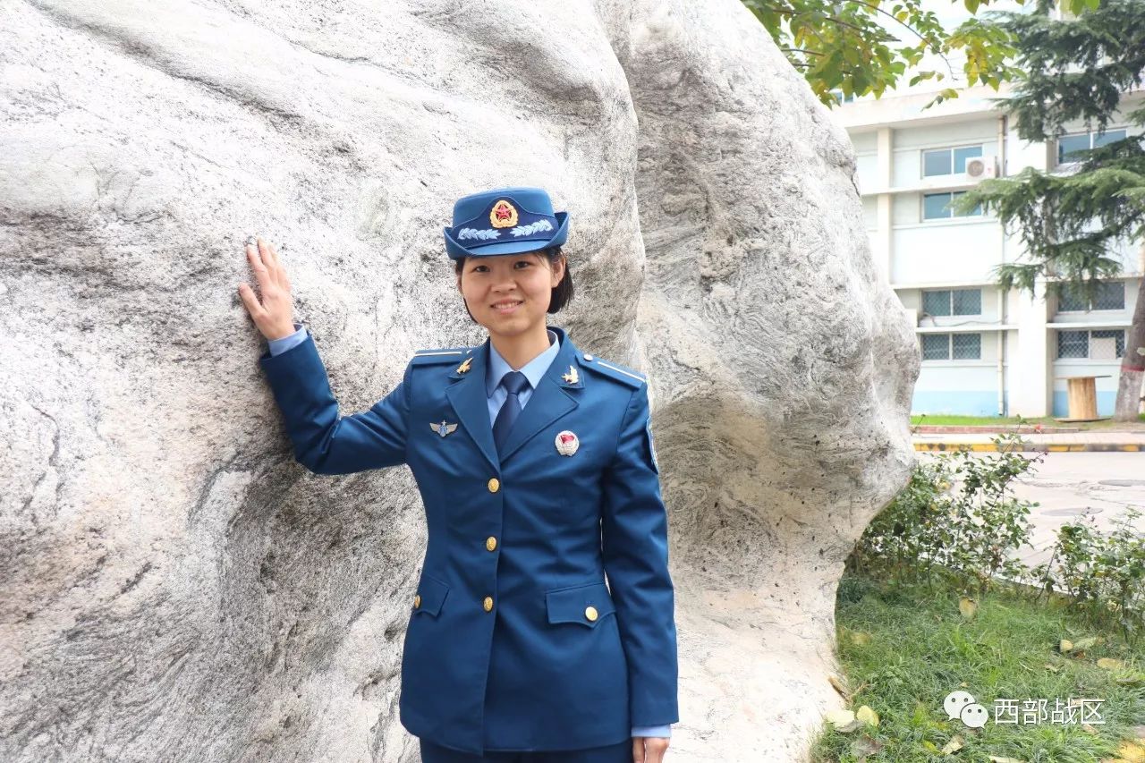 空军军医大学学员热烈庆祝中国空军68周年诞辰