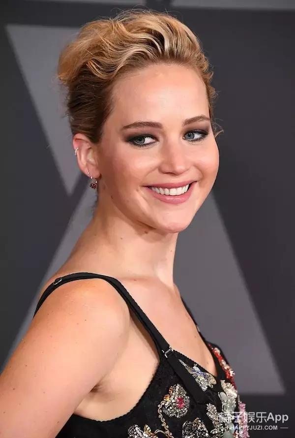 詹妮弗·劳伦斯(jennifer lawrence)石头姐的大面积腮红和橘调奶茶色