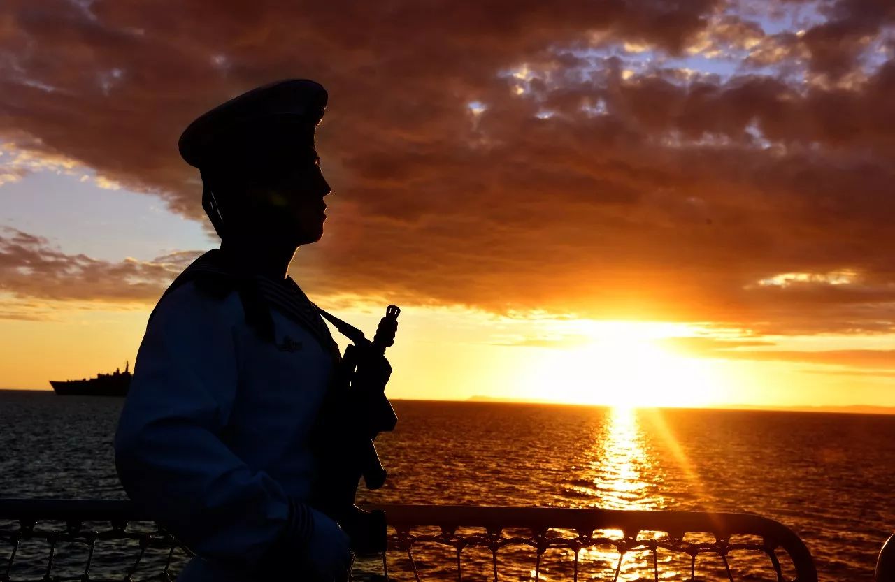 的说好的等你休假陪我看日落和日出可别说话不算数「  晚 安 ,水兵