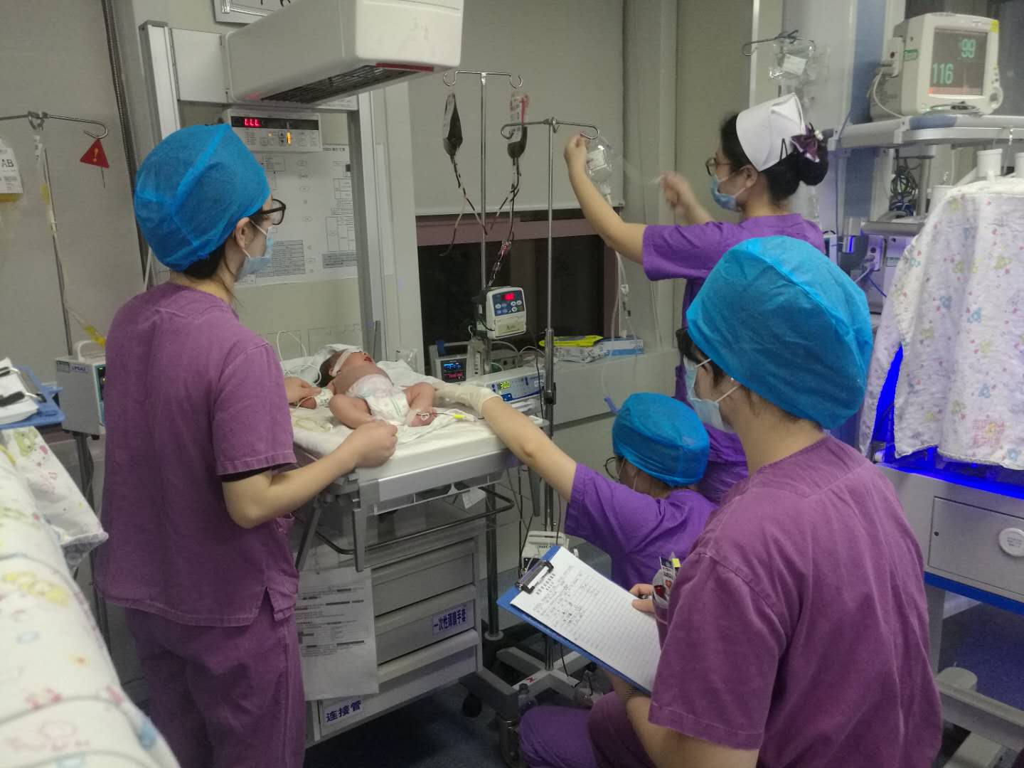 刚出生10个小时的宝宝全身"大换血",只是因为他和妈妈都是….