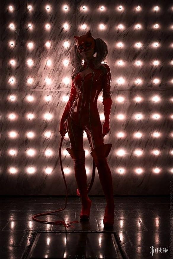 《女神异闻录5》高卷杏cos 红皮衣 皮鞭 女王范十足