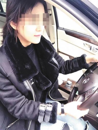 自称“段爽”的业务员向一名投资者发来驾驶奔驰汽车的照片，继而引出“购买新三板原始股可一夜暴富”的话题。