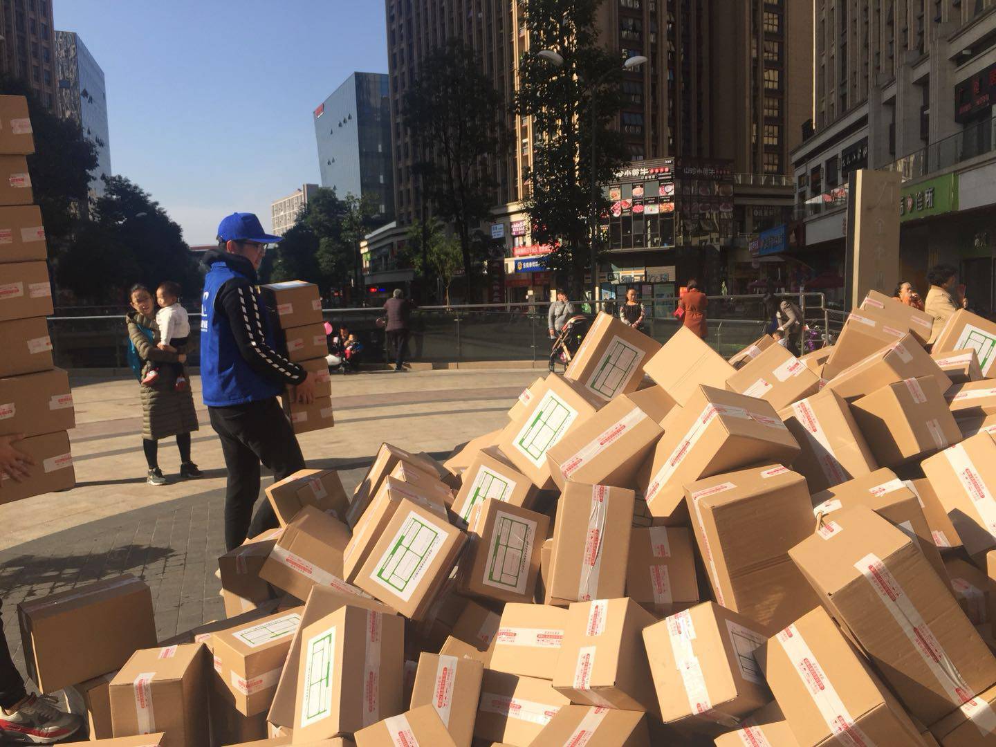 双十一后成都某商场成堆包裹无人认领|快递|物流|双11_新浪新闻