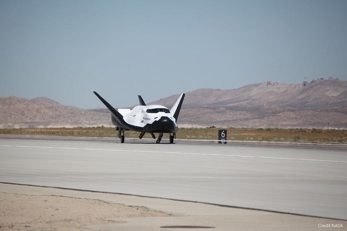 "追梦者号"航天飞机成功完成滑翔飞行与着陆测试