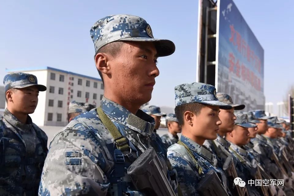 空军68周年新兵遭遇首个空军节我用成长向中国空军献礼