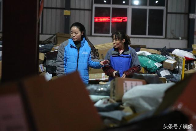 90后美女快递分拣员"迎战"双11 每日工作超18小时