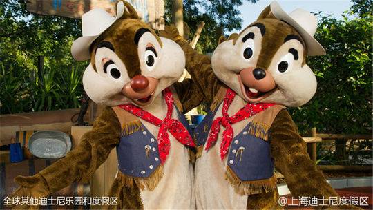 迪士尼人偶演员被游客打成脑震荡目击者助跑后跳起来拍头