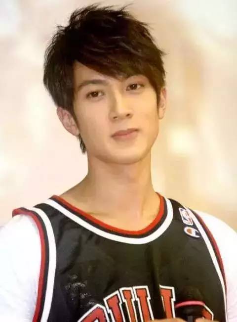 吴尊妻子露面,颜值一看吓一跳,但吴尊却始终不离不弃