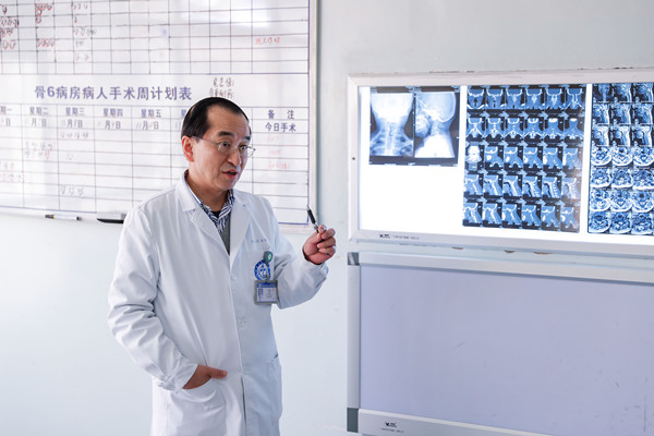 近日,华西医院骨科宋跃明教授团队成功施行超声骨刀vcr技术齿状突切除