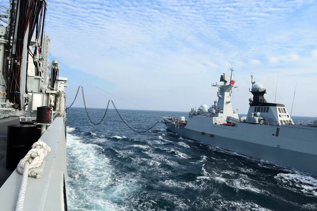 近日,北海舰队某支援舰支队官兵把学习贯彻十九大精神焕发的政治热情