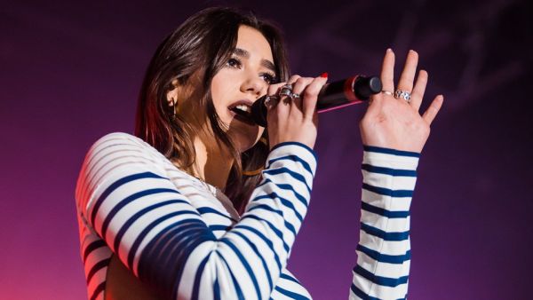 mtv欧洲音乐奖揭晓 19岁加拿大歌手门德斯斩获三大奖