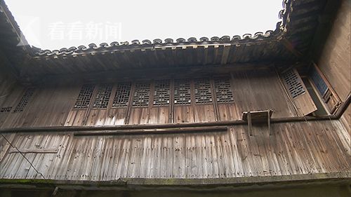 曹家宅体量颇大,东起高行街,西至复兴路,南邻万安楼,北面则是一条卢九