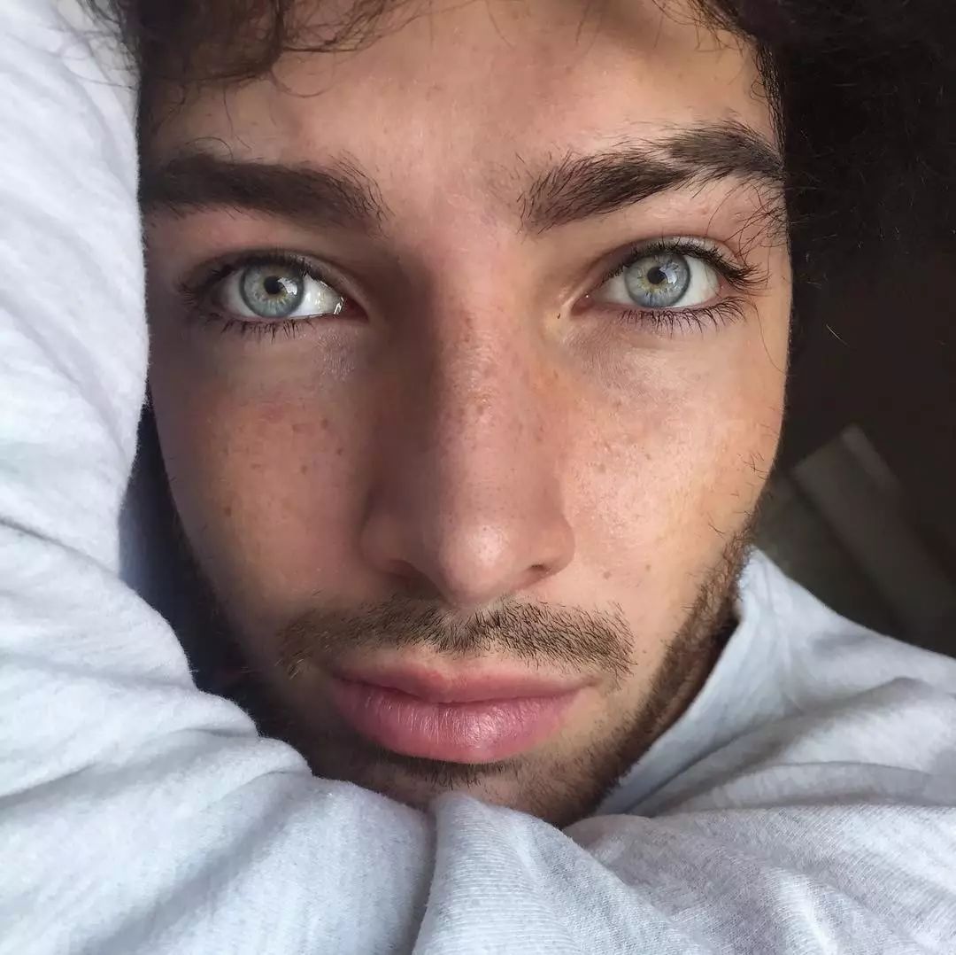 他还有个男朋友id是@denjiel,画风是一样的,是个德国人.