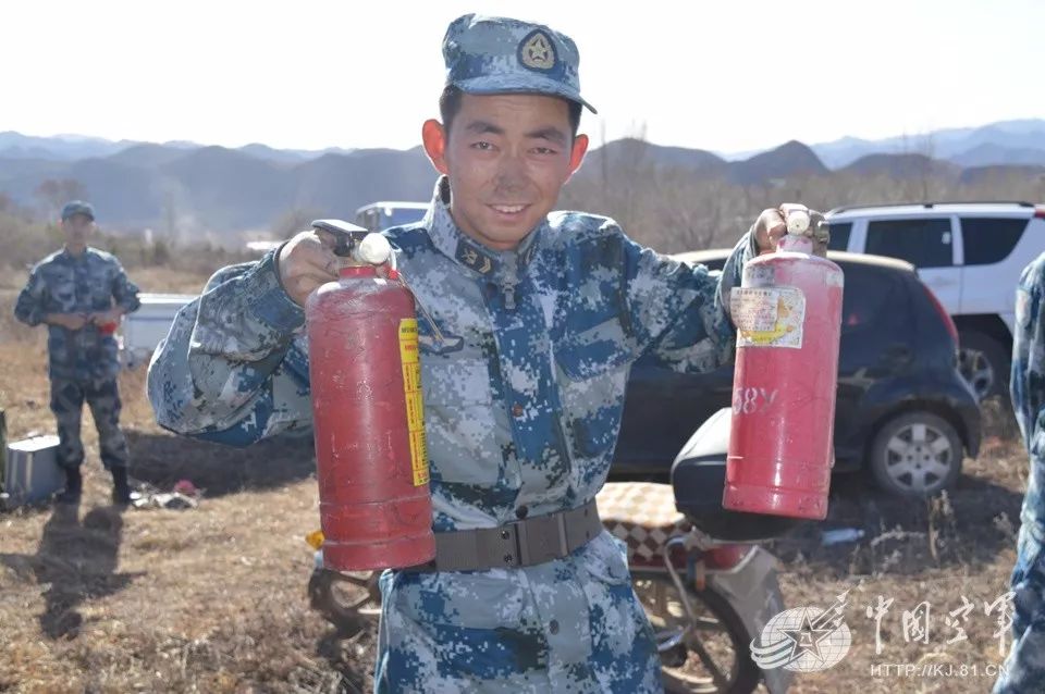 点赞| 山林大火迅速蔓延!这支空军部队紧急出动