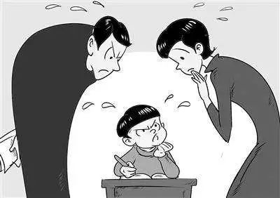 城里父母为陪写作业发愁农村儿童苦于无人陪伴一个作业本里的两种焦虑