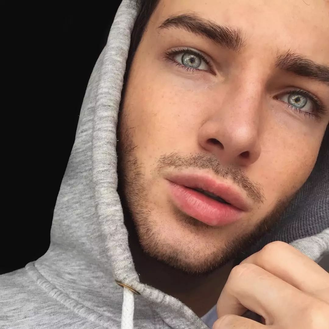 他还有个男朋友id是@denjiel,画风是一样的,是个德国人.