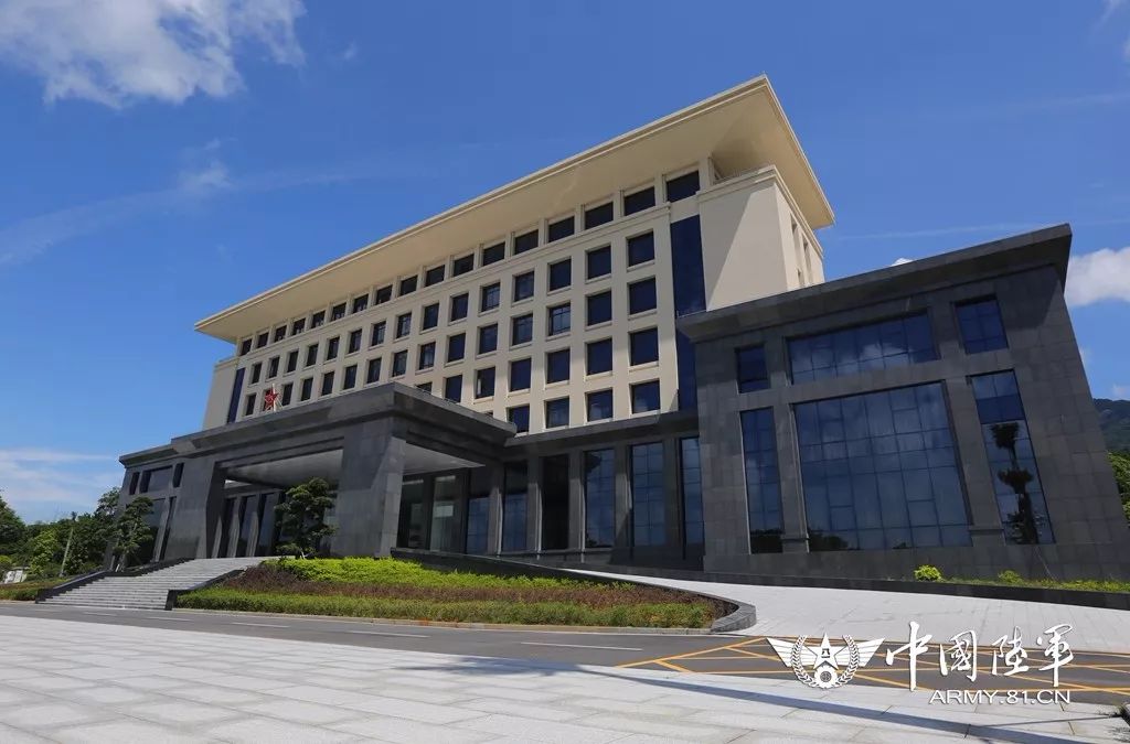 陆军学习贯彻党的十九大精神宣讲团赴第74集团军某旅宣讲