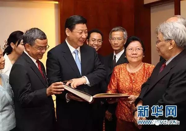 金三胖为什么百忙之中还要抽空见这一家人? 2010年6月16日,平在万象会见贵宁家族所有成员。图源:新华网