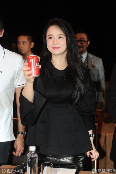 冉莹颖陪邹市明出席活动 与奥沙利文热聊知性大方