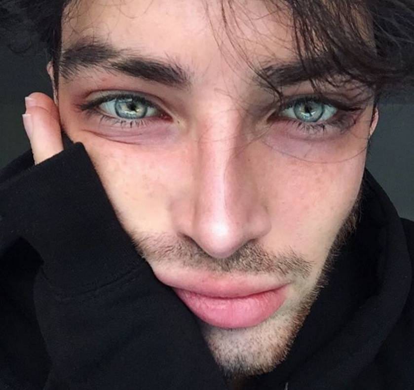 他还有个男朋友id是@denjiel,画风是一样的,是个德国人.